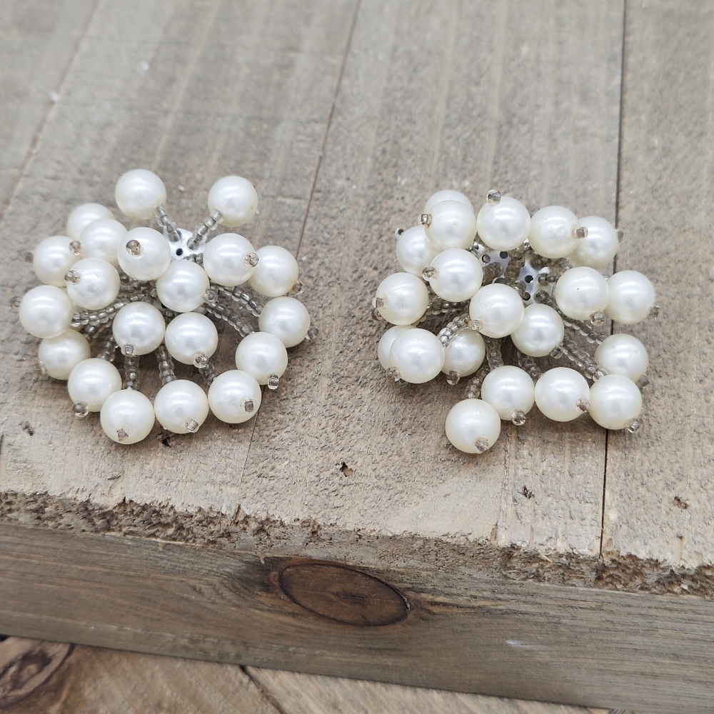 Vintage 60s Pearl Earrings (faux) / Pierced